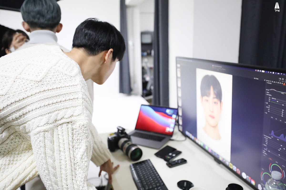 BBang_grin's tweet photo. 뒤통수 동글동글🌰 https://t.co/w9dHZhGmG9