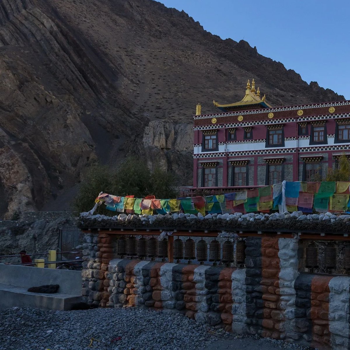AimingL's tweet photo. We did it &amp; will do it again 👉 Mustang Trekking🎯 😀
#Mustang (Last Forbidden Kingdom) trek is all about exploring the hidden world of the ancient Buddhist Kingdom, a long, rich, and complex history of Mustang.
#mustangtrek #uppermustangtrek #Nepal #tibetainplateau https://t.co/6LHEnW6DCt