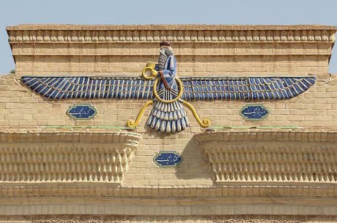 adriandanarw's tweet photo. Zoroastrianism adalah sistem kepercayaan yang berasal dari Persia (sekarang Iran), dan diperkirakan merupakan kepercayaan monoteistik pertama di dunia yang tercatat dalam sejarah. 

Usianya menjangkau ribuan tahun sebelum Masehi, bahkan lebih tua dari Yahudi. https://t.co/Rwhwqbvs0z