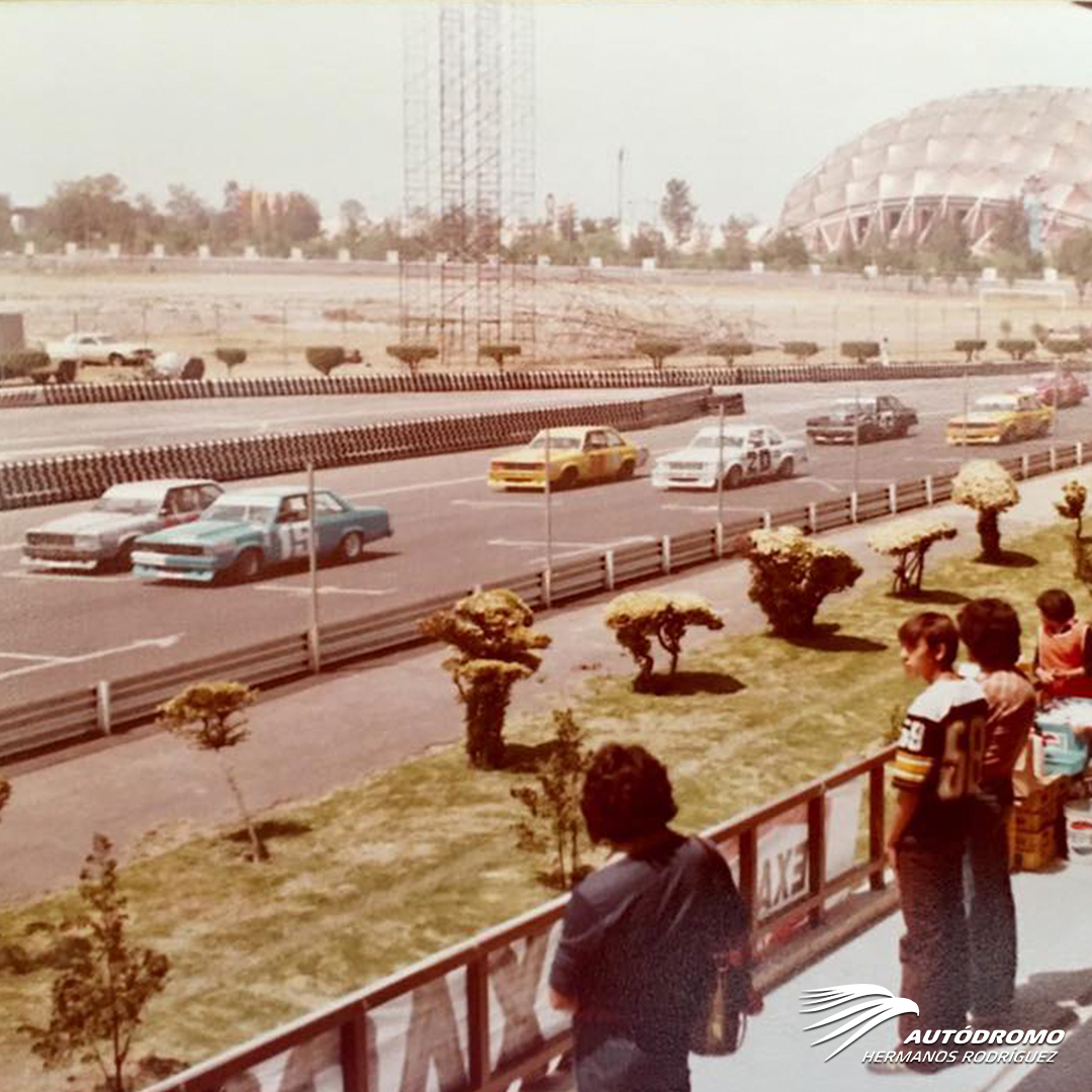 autodromohr's tweet photo. La Copa Fairmont arrancando en el AHR a principios de los años 80's cuando todavía no se había construido el Foro Sol y se corría con la Peraltada completa

#ahr #fairmont https://t.co/oZt8qEd3l7