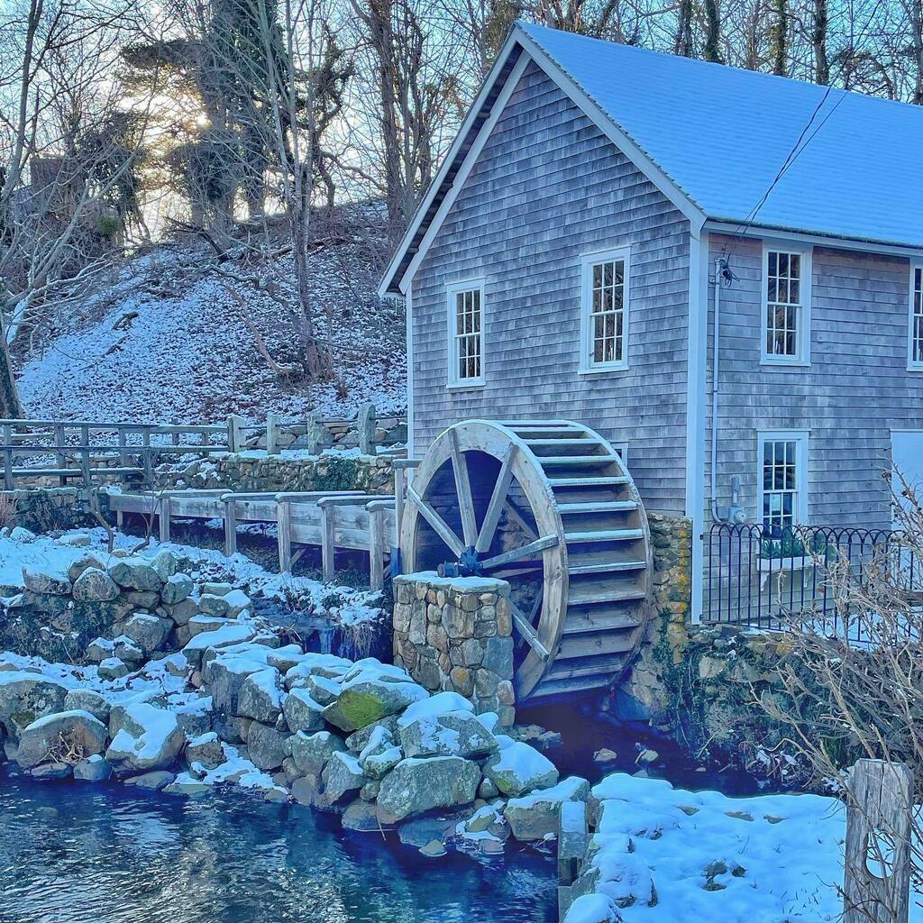frankruel2's tweet photo. Brewster Grist Mill… Always so pretty after a little snow … #brewstergristmill #capecodwinter #gristmill https://t.co/VlagWpIc5n https://t.co/gqBVxGewam