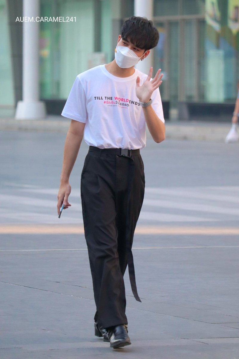 auem_caramel's tweet photo. หล่อมากฮะเจ้าเด่ก #รักกันวันโลกแตกXบวงสรวง https://t.co/5ICPpcseuV
