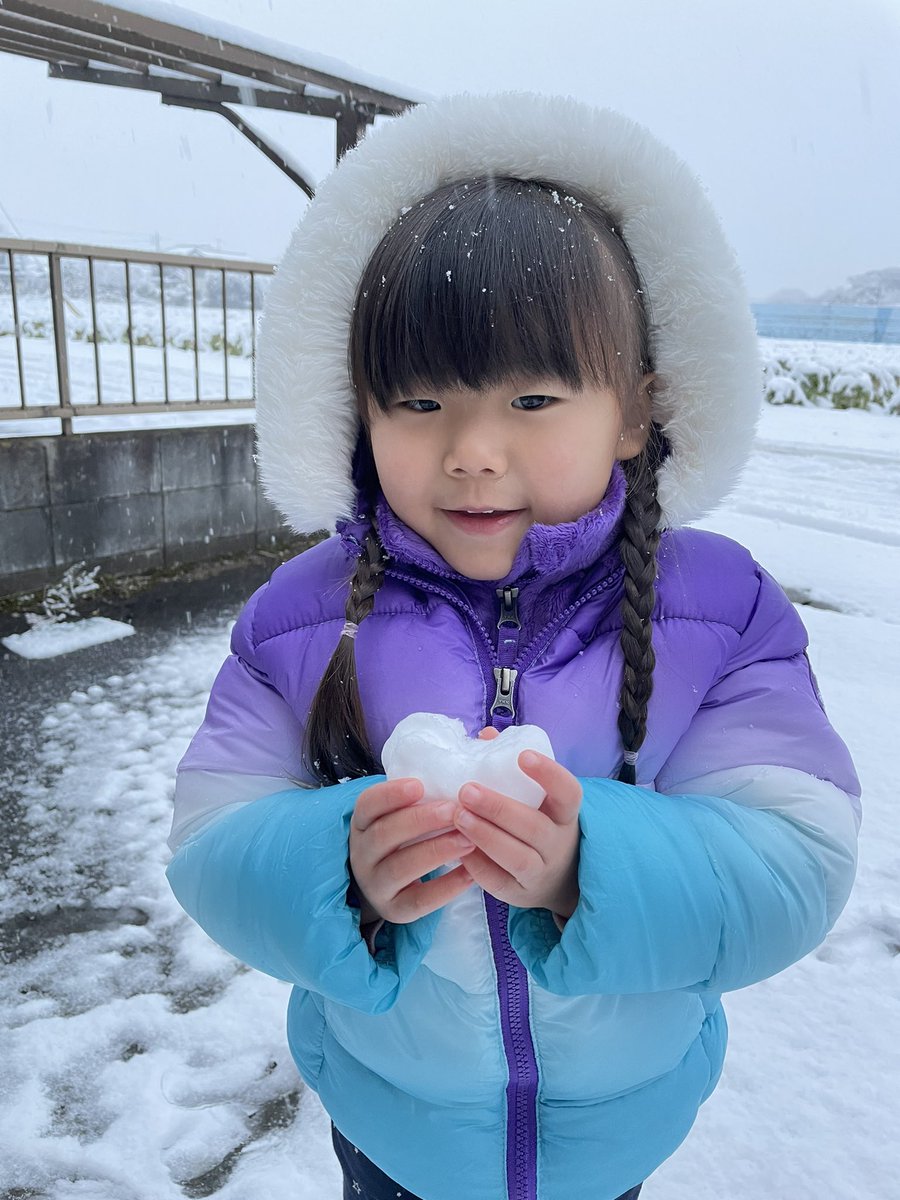 PIYASA2017's tweet photo. ❤️ハート♥️
＃雪
#Snow
#Heart https://t.co/eu63AjjFfe