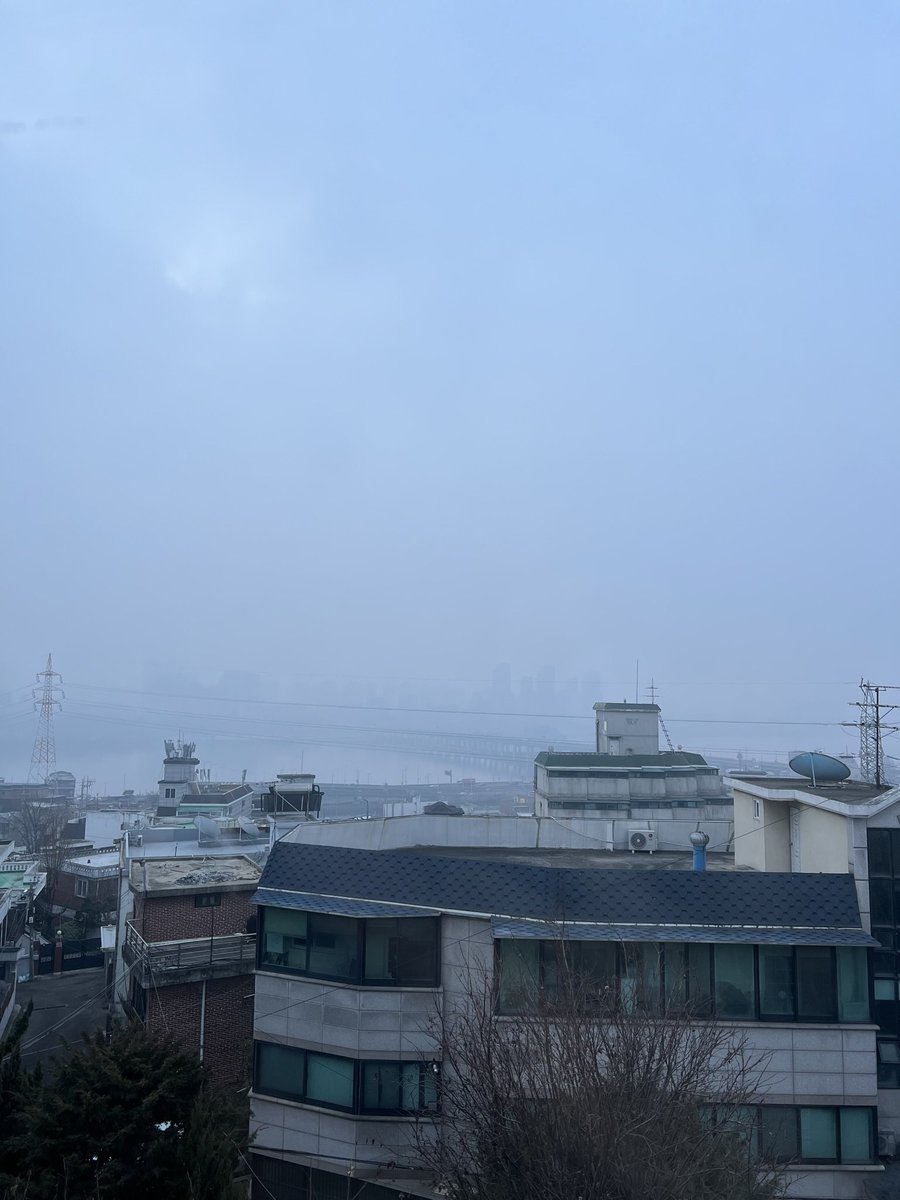 내가 한국 처음 왔을때만 해도 공기 상태가이렇게까지 나쁘지않았던거같은데… 봄에 황사는 있었지만 겨울에는 공기 맑았던걸로 기억 납니다… 내기억 틀렸나요?