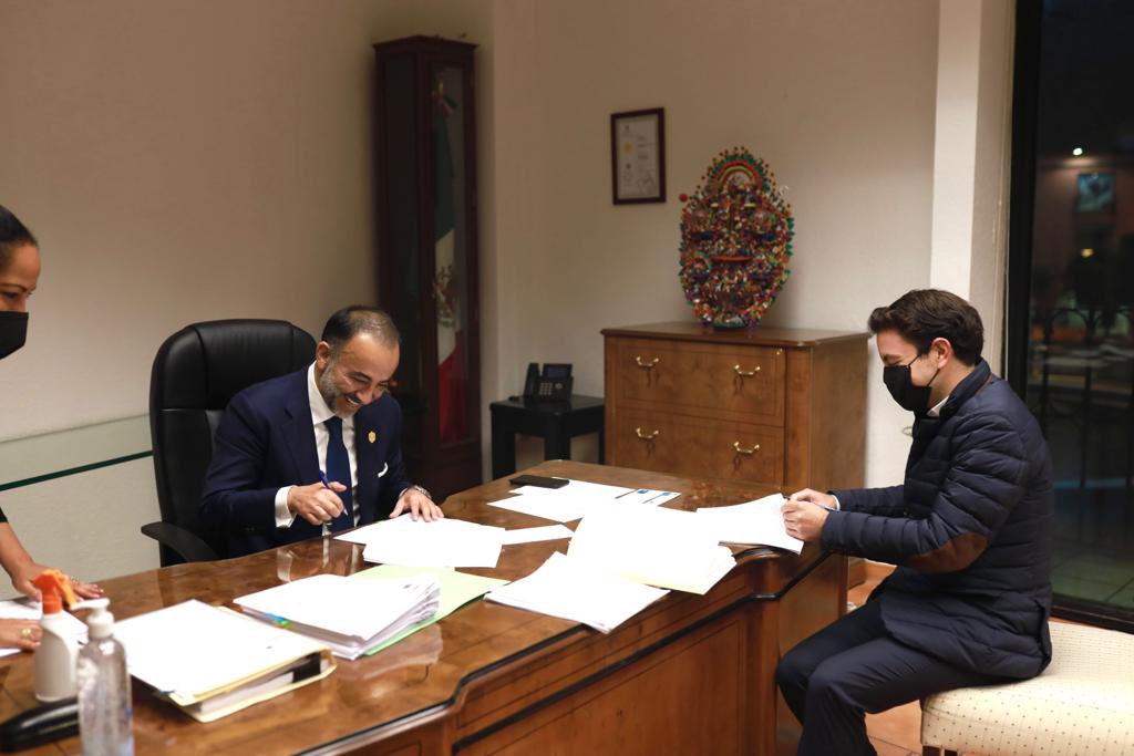 FerFlores_Emp's tweet photo. Revisando algunas cosas para mañana y mi agenda.
No voy a parar hasta regresarle a Metepec su belleza. 

#CiudadanosGobernando
#Chambiando 
#ContodoSinopaque https://t.co/4DKAm5ariL