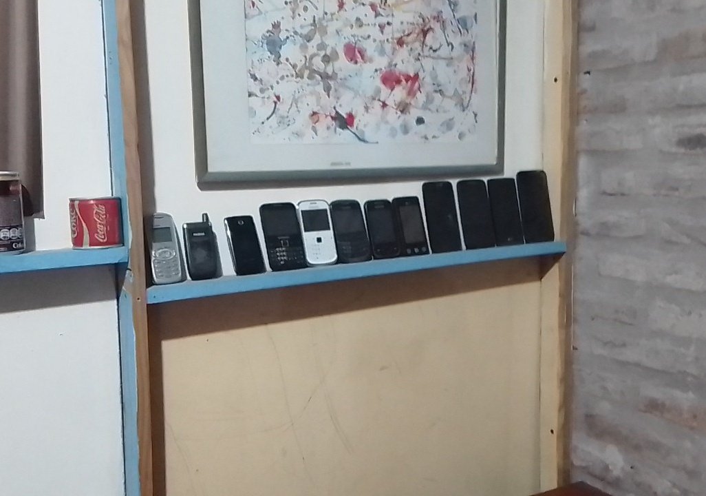 Por alguna razón mi viejo decidió que era una buena idea de decoración poner todos los celulares viejos que tenemos en una repisa y re que parece un allanamiento