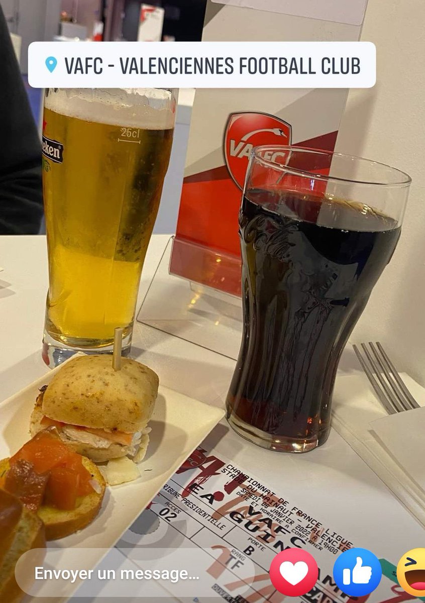 ActuVAFC's tweet photo. 😠 Coup de gueule ! #VAFCEAG 

Hormis le match plus que moyen du @VAFC ce soir …  

1️⃣ On sert boissons et repas en présidentielle. 🍽

2️⃣ On ne respecte pas la distanciation et on ne couvre pas son nEZ. 👃

📸 : @EmilienPoilve 
📸 : @arobaseJu 

Deux poids, deux mesures 😒 https://t.co/vI0vJQgCMV
