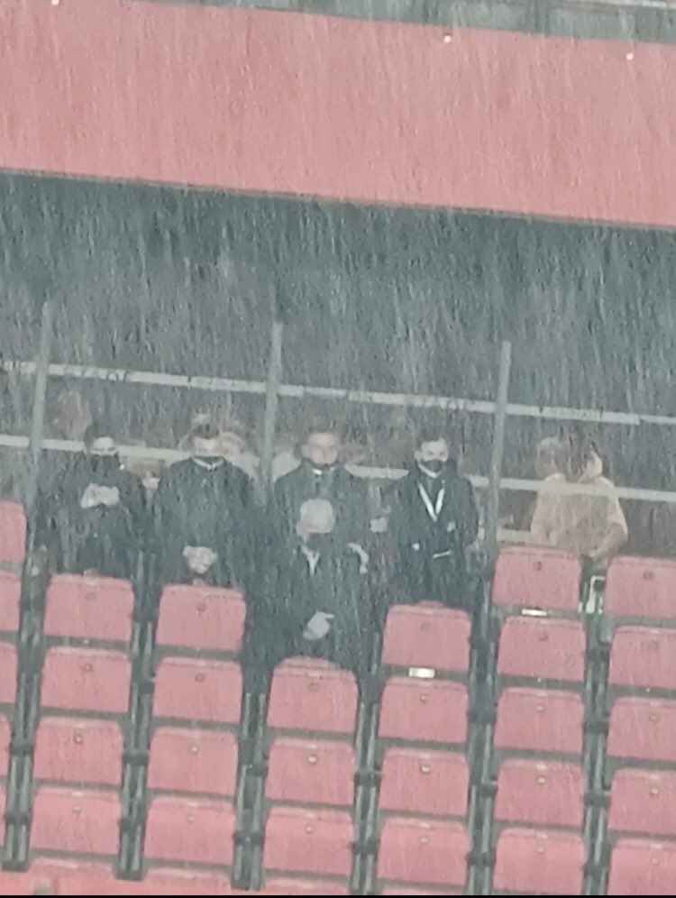 ActuVAFC's tweet photo. 😠 Coup de gueule ! #VAFCEAG 

Hormis le match plus que moyen du @VAFC ce soir …  

1️⃣ On sert boissons et repas en présidentielle. 🍽

2️⃣ On ne respecte pas la distanciation et on ne couvre pas son nEZ. 👃

📸 : @EmilienPoilve 
📸 : @arobaseJu 

Deux poids, deux mesures 😒 https://t.co/vI0vJQgCMV