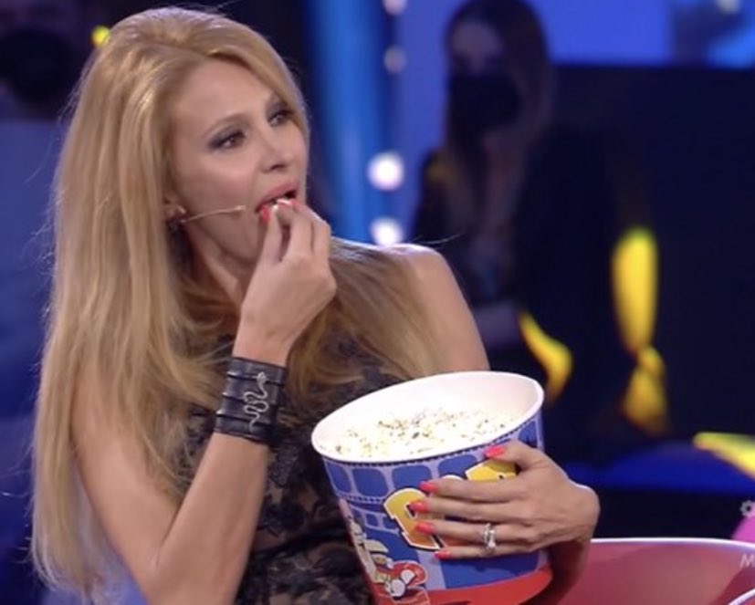 P3RFECTXN0W's tweet photo. tutta l’italia che aspetta di sapere io grado della parentela dell’amante  #CePostaPerTe https://t.co/7IinvZ5koU