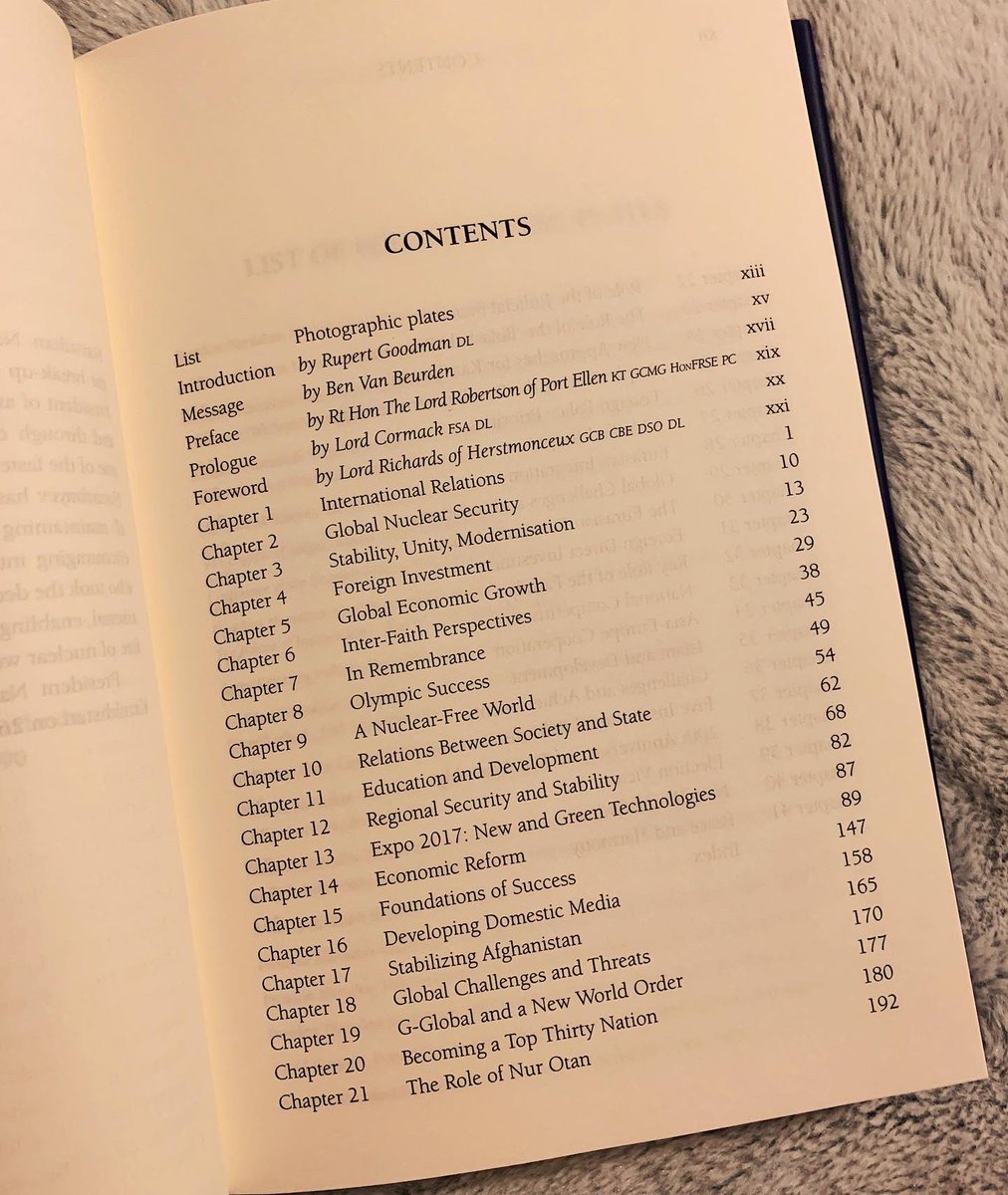 gr_fotina's tweet photo. 📚 На своей книжной полке обнаружила небольшое подарочное издание о Нурсултане Назарбаеве. Будет о чем задуматься в свете последних событий.
#Нурсултан #казахстан https://t.co/r37rQFpTpH