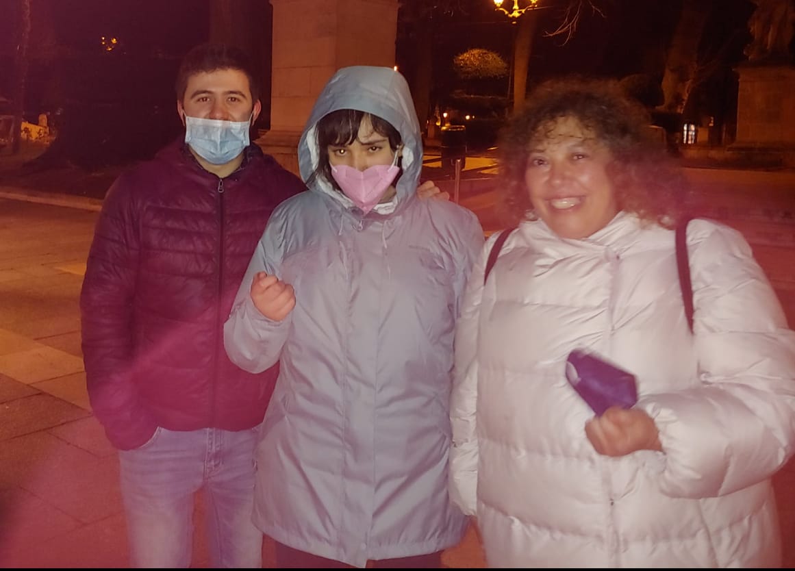 Yolanda22q13's tweet photo. Ayer tarde de paseo por Burgos
Gracias @OrestesBarbsalc por hacerte la foto con nosotras.
Mucha suerte en @PasapalabraA3 
Acuérdate por si te lo preguntan
Con la P.. el nombre del síndrome de Esther es.. @PhelanMcDermid 😉 https://t.co/oEzEgCCpMc