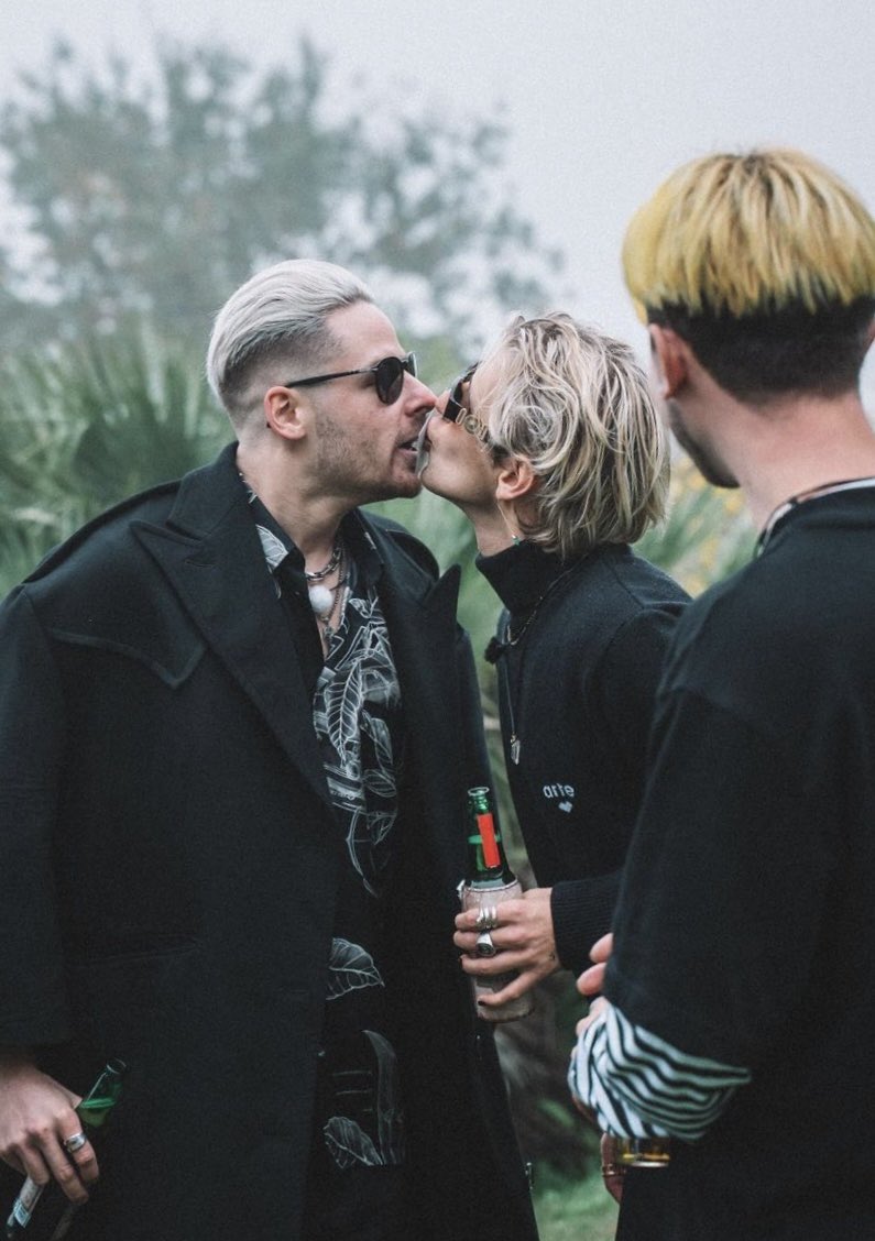 theocarow's tweet photo. 3 shades of blonde @rewinside https://t.co/PEP2RpAqk3
