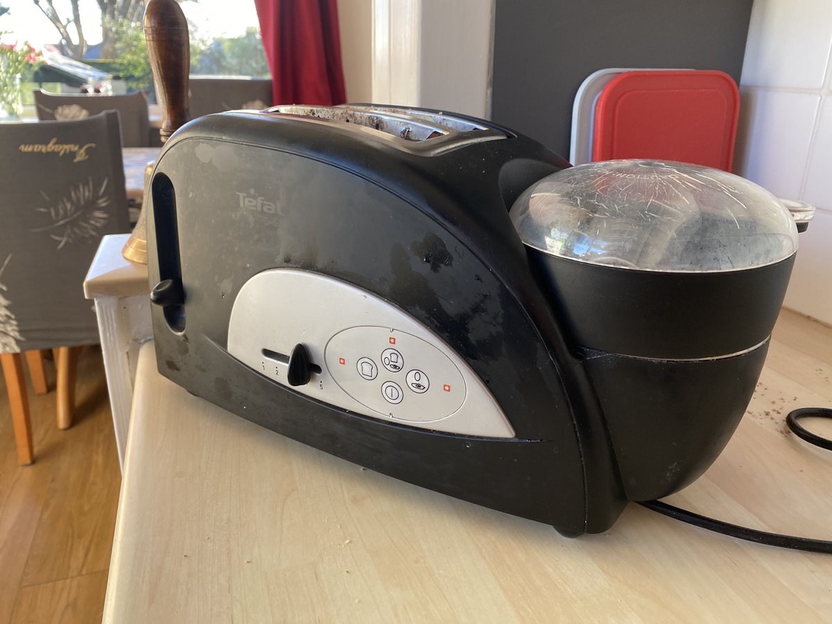 Perkino's tweet photo. @mattditton @lucyamorris Here it is- the worst breakfast machine in scotland… https://t.co/fYR8kIArAZ