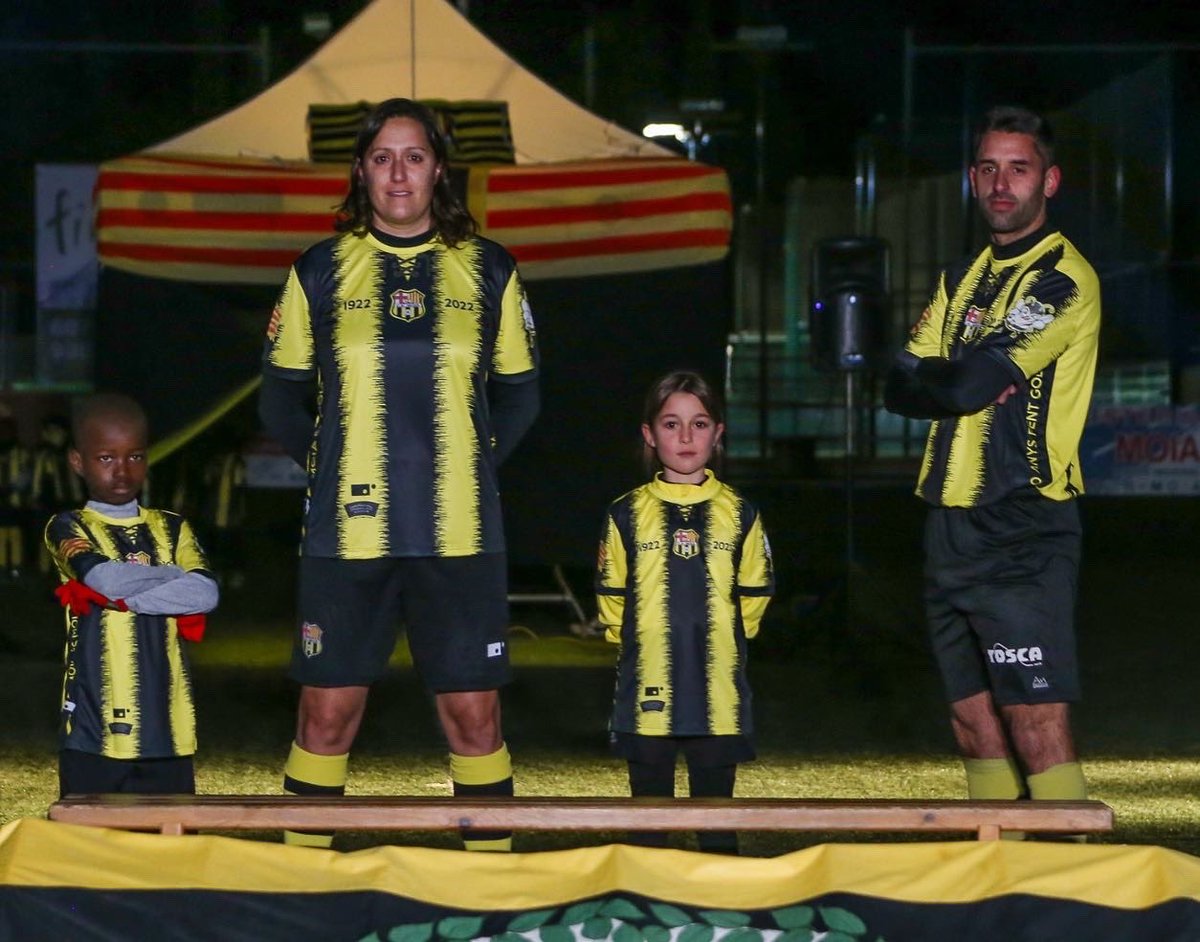cemoia1922's tweet photo. PRESENTACIÓ DELS EQUIPS DEL CENTENARI
1️⃣0️⃣0️⃣💛🖤
Resum fotogràfic de la presentació dels equips i de la samarreta del Centenari.
Orgullosos de ser la primera entitat centenària de Moià! 
Gràcies a tots per la vostra assistència!
#centenari #cemoià #futbol #futbase #moià #moianès https://t.co/HN8CY2429S