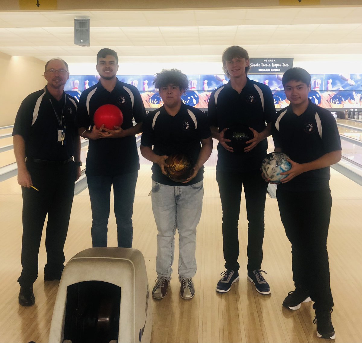 CSHSBowling's tweet image. Girls Varsity landed another sweet victory win over CyRanch scoring 7 to 6! Boys varsity showed great sportsmanship and teamwork! Awesome job bowlers! 🎳 #alldayeveryday @CySpringsHS @ARTeducator7