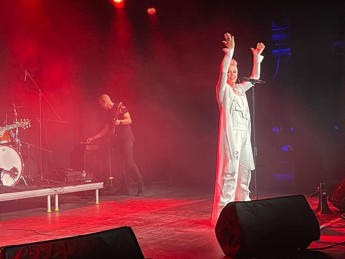 EvoRecordsUK's tweet photo. Now on stage the worlds best P!nk tribute by @VickyJackson and Her Tour Band.
#LiveMusic #Music #Pink #PinkFans #PinkTribute #TributeBand #WirralLive #WhatsonWirral #NorthWestGigs #LiverpoolGigGuide #WirralGigGuide #Heswall #HeswallMagazine #VisitHeswall #HeswallEvents #Wirral https://t.co/ddqqRYx4dk