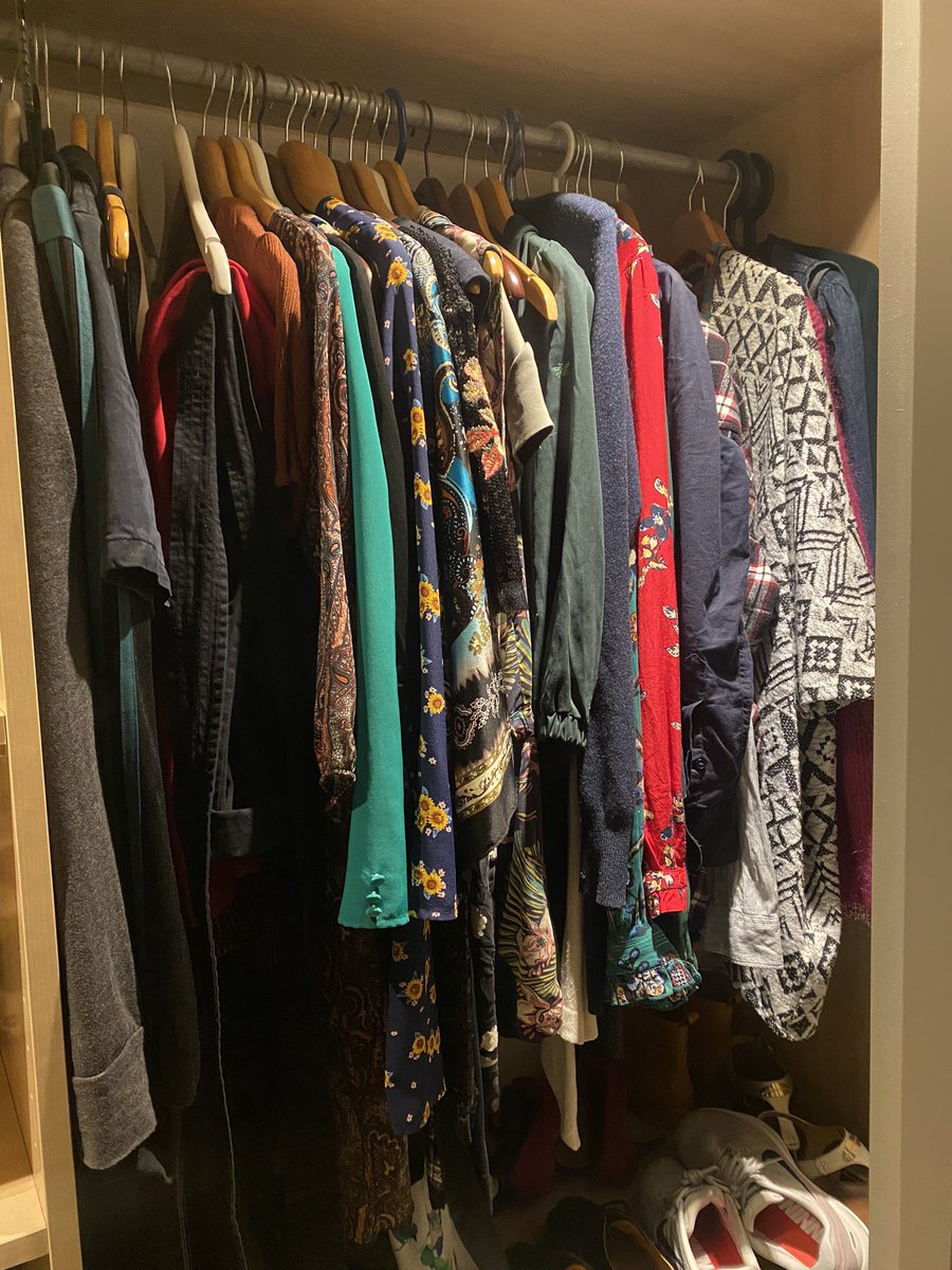 De rebelse acties na je 45e: de kleding in je kast niet op kleur hangen 🤟🏻