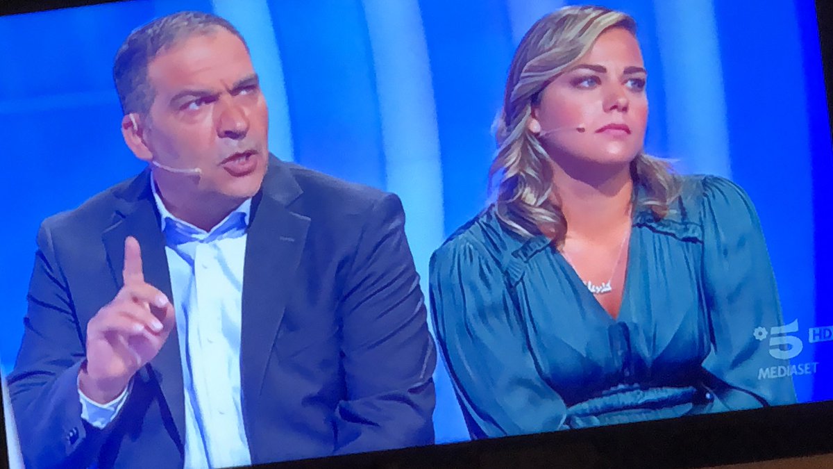Maxmiliam_M's tweet photo. Ok, l’ha detto: è la cugina.
Si conferma il motto #cepostaperte #cugina #gennaroforpresident https://t.co/5x8jFo5xwk