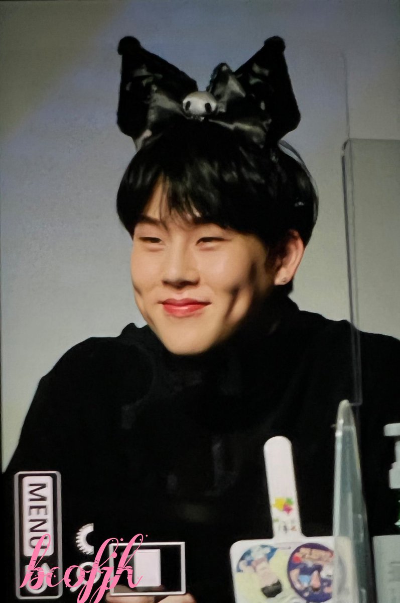 jooheonspace's tweet photo. Honey looks absolutely cute with this black ribbon, I’m so in love 🖤🖤🖤 https://t.co/fTo7FGmRyc