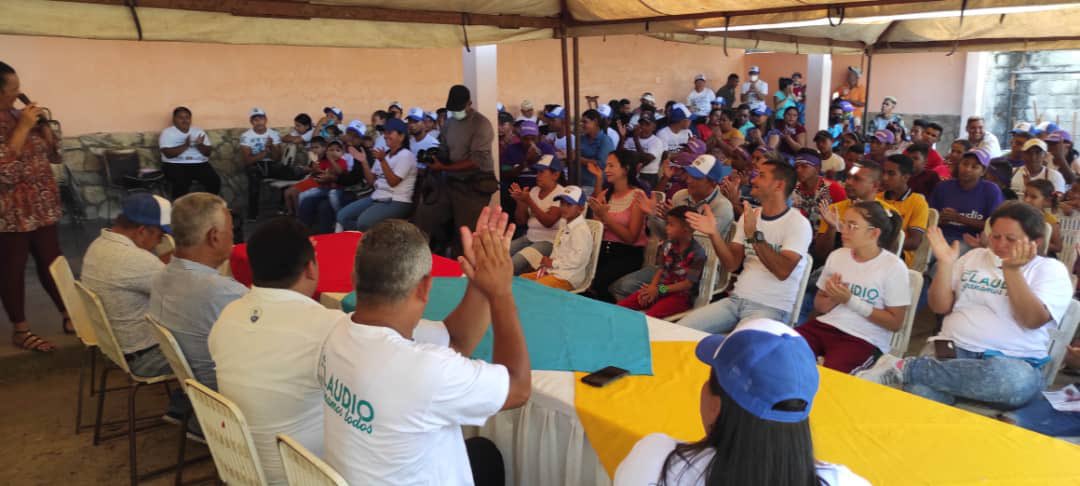 claudioefermin's tweet photo. En Libertad, con nuestro hermano @elgochoceballos, calentando motores con los testigos que cuidarán mañana el voto del pueblo de #Barinas. 

¡Con alegría y optimismo, se siente la esperanza del cambio para bien!

#ConClaudioGanamosTodos #Vota https://t.co/L2NqV9XjGy