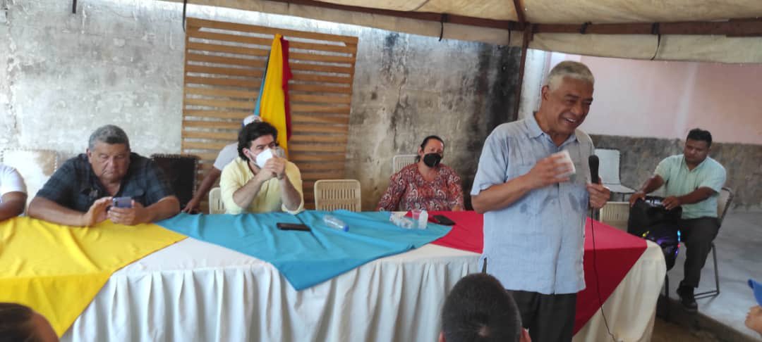 claudioefermin's tweet photo. En Libertad, con nuestro hermano @elgochoceballos, calentando motores con los testigos que cuidarán mañana el voto del pueblo de #Barinas. 

¡Con alegría y optimismo, se siente la esperanza del cambio para bien!

#ConClaudioGanamosTodos #Vota https://t.co/L2NqV9XjGy