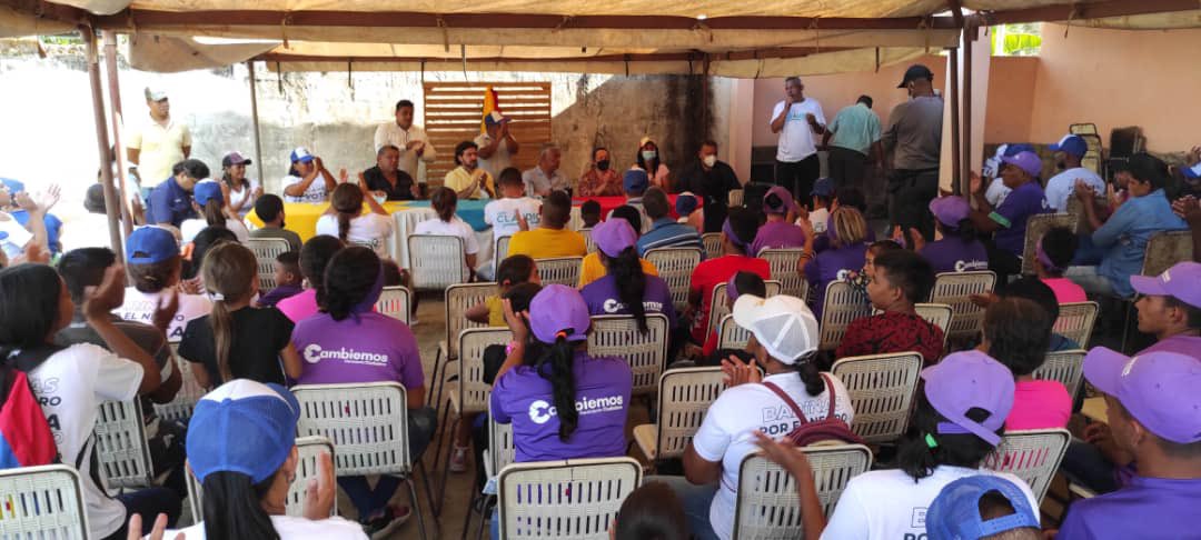 claudioefermin's tweet photo. En Libertad, con nuestro hermano @elgochoceballos, calentando motores con los testigos que cuidarán mañana el voto del pueblo de #Barinas. 

¡Con alegría y optimismo, se siente la esperanza del cambio para bien!

#ConClaudioGanamosTodos #Vota https://t.co/L2NqV9XjGy
