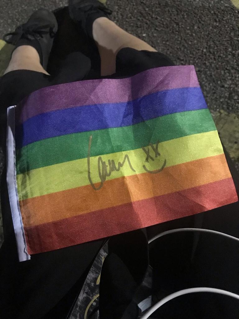 louieharriebebe's tweet photo. 💌| Algunas personas han dicho que L'ouis está en contra de la comunidad o no les apoya. Que Louis no alce bandera o lo diga abiertamente, no quiere decir que no apoye a la comunidad o no les quiera, él lo hace sin decirlo.
Una vez firmó una bandera del orgullo y la pareja + https://t.co/ZhL3ta4Lw2
