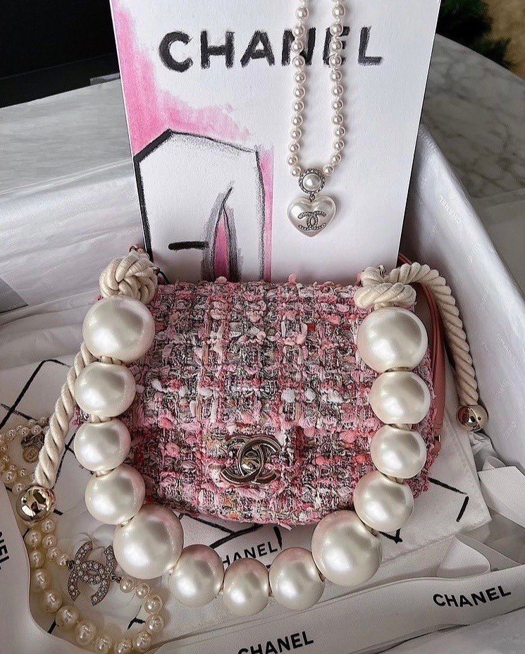 bottegalolita's tweet photo. Chanel pearl bag https://t.co/VJdfVJ63sl