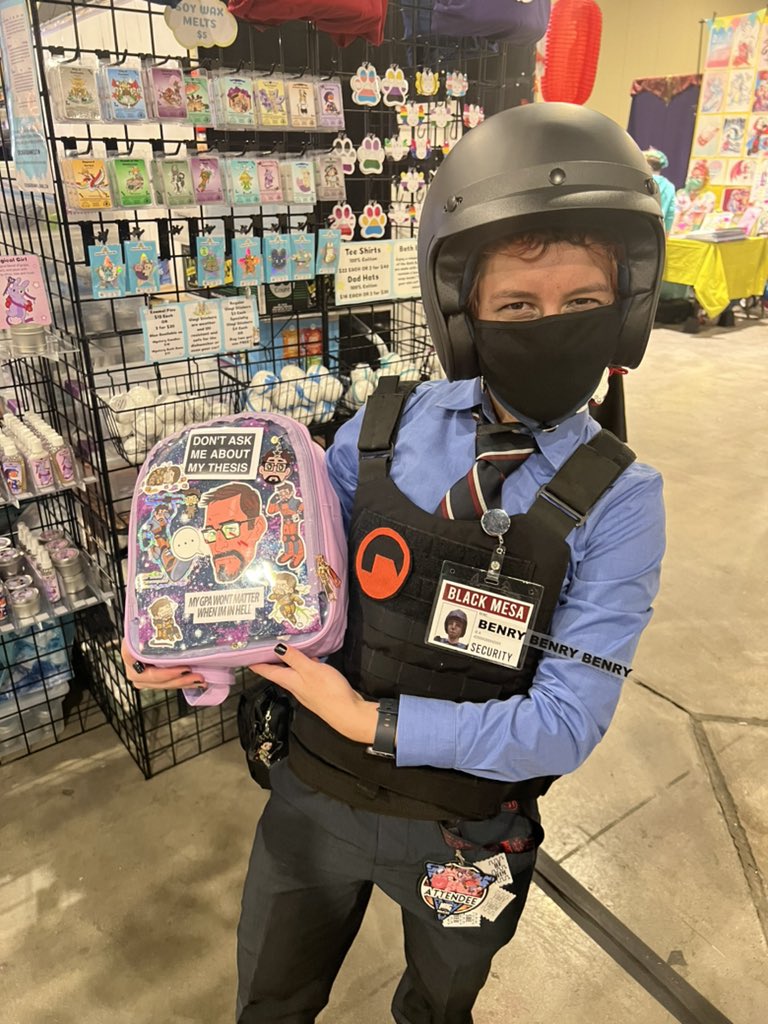 Xarbodnn's tweet photo. Benry stopped and asked me for my passport at #MAGFest2022 @king_of_teeth @wayneradiotv https://t.co/1I0TPqEKVp