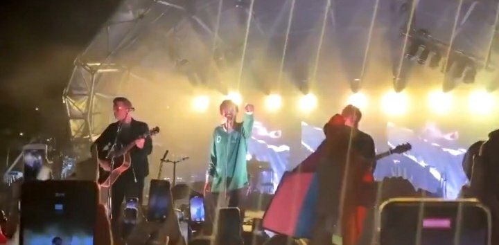 louieharriebebe's tweet photo. De chicas dijo que fué muy lindo, además en su cd les escribió “Be Proud”.
OTB está echa para la comunidad y cada que Louis la canta, señala las banderas 🥺 https://t.co/HQaFGISxrF
