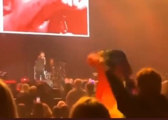 louieharriebebe's tweet photo. De chicas dijo que fué muy lindo, además en su cd les escribió “Be Proud”.
OTB está echa para la comunidad y cada que Louis la canta, señala las banderas 🥺 https://t.co/HQaFGISxrF
