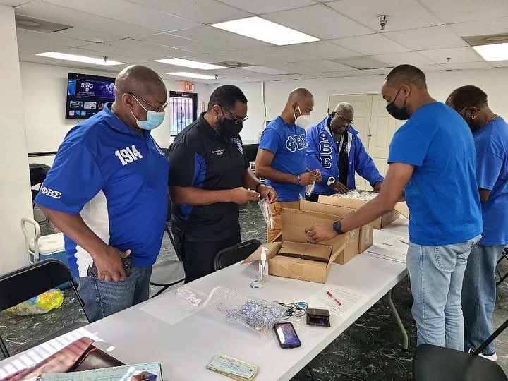 WPBSigmas's tweet photo. Making essential bag items for teen parents in need. #Sigma108 #GOMAB #pbs1914 https://t.co/iY63aLu2Zd