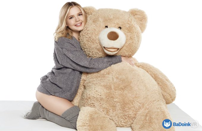 Last moments to vote for me for best new performer for xbiz use this link 🐻  👇🏻👇🏻👇🏻👇🏻  https://t.co/LUs3FGq1C1