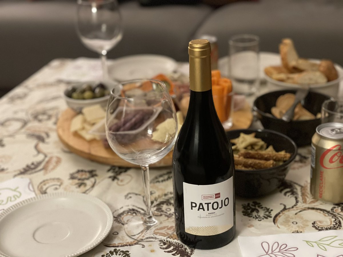 pacolonso's tweet photo. De front i de perfil #Soparet https://t.co/LjtXqhDBeD