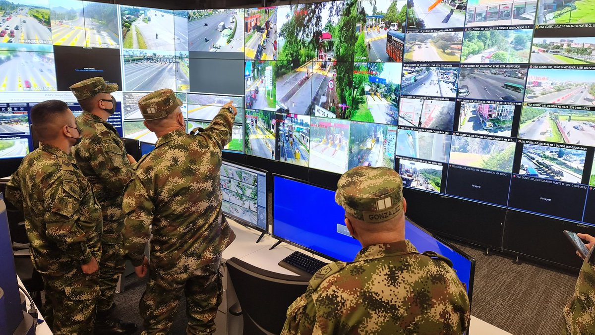 SMC_EJERCITO's tweet photo. Hoy, asistí en compañía de los Sargentos mayores de la Jefatura Generadora de Fuerza y la Jefatura de Operaciones del @COL_EJERCITO a la Brigada Liviana de Caballería #BLICA, que cumplen la misión del control operacional en los ejes viales del país. https://t.co/ZOK0VbHwoh