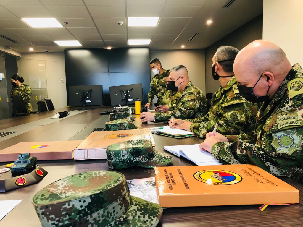 SMC_EJERCITO's tweet photo. Hoy, asistí en compañía de los Sargentos mayores de la Jefatura Generadora de Fuerza y la Jefatura de Operaciones del @COL_EJERCITO a la Brigada Liviana de Caballería #BLICA, que cumplen la misión del control operacional en los ejes viales del país. https://t.co/ZOK0VbHwoh