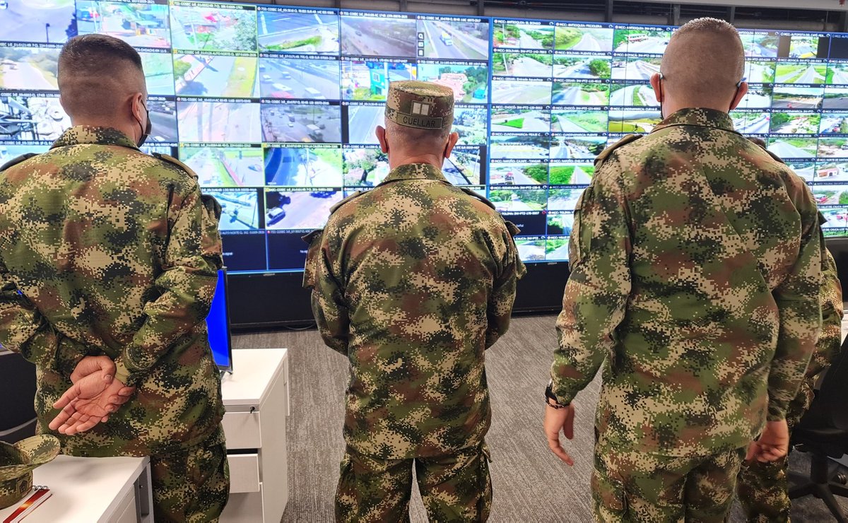 SMC_EJERCITO's tweet photo. Hoy, asistí en compañía de los Sargentos mayores de la Jefatura Generadora de Fuerza y la Jefatura de Operaciones del @COL_EJERCITO a la Brigada Liviana de Caballería #BLICA, que cumplen la misión del control operacional en los ejes viales del país. https://t.co/ZOK0VbHwoh