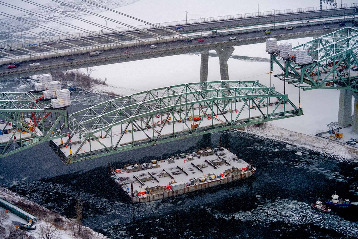 pontChampBridge's tweet photo. 📽️VIDÉO ➡️ https://t.co/9EdSD5llDg
Nous vous invitons à visionner la vidéo en accéléré de la descente de la travée principale du #pontChamplain d’origine. Une première au Canada !

@INFC_fra @Pomerleau @DelsanAIM https://t.co/gVtIFdAEQ8