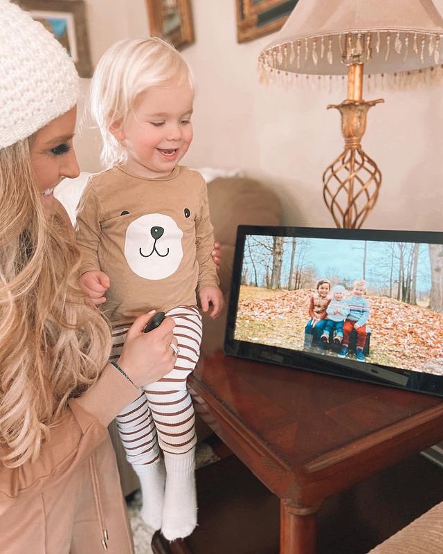 DragonTouch_'s tweet photo. How do you decide which photos to
print and hang up? 🖼 The good news is you no longer have to decide. With our digital frames, you can have all your favorite family photos on display 💛

https://t.co/MkkTrRZMbK https://t.co/qCYplKDyO1