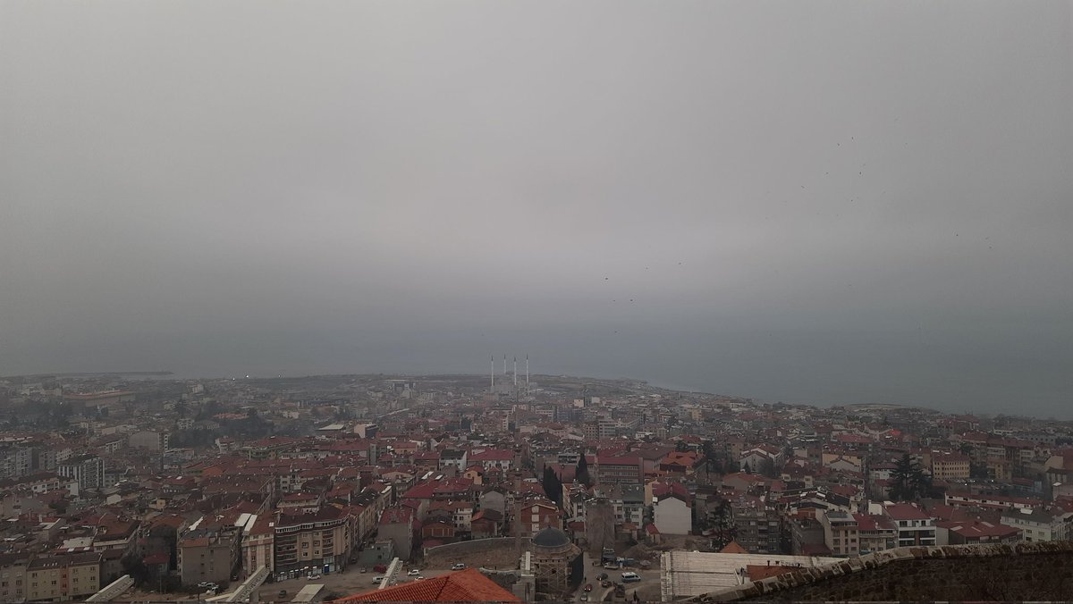 Trabzon kent merkezindeyiz. Bir şehir ki denize nazır kurulmuş. Ama deniz ile hiç bir bağlantısı yok. Gerçekten ilginç. Emeği geçen herkesi tebrik etmek lazım.