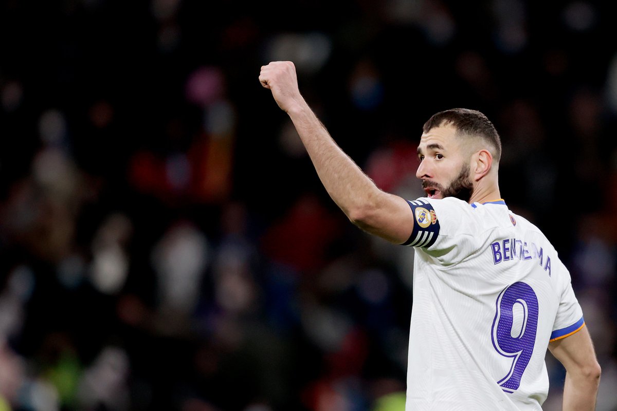 StatmanDave's tweet photo. Top goalscorers in Real Madrid’s history:

🇵🇹 Cristiano Ronaldo - 450
🇪🇸 Raul - 323
🇦🇷 Alfredo Di Stefano - 308
🇫🇷 Karim Benzema - 301

Joins the 300 club. 🤝 https://t.co/7ecCQMXtH9
