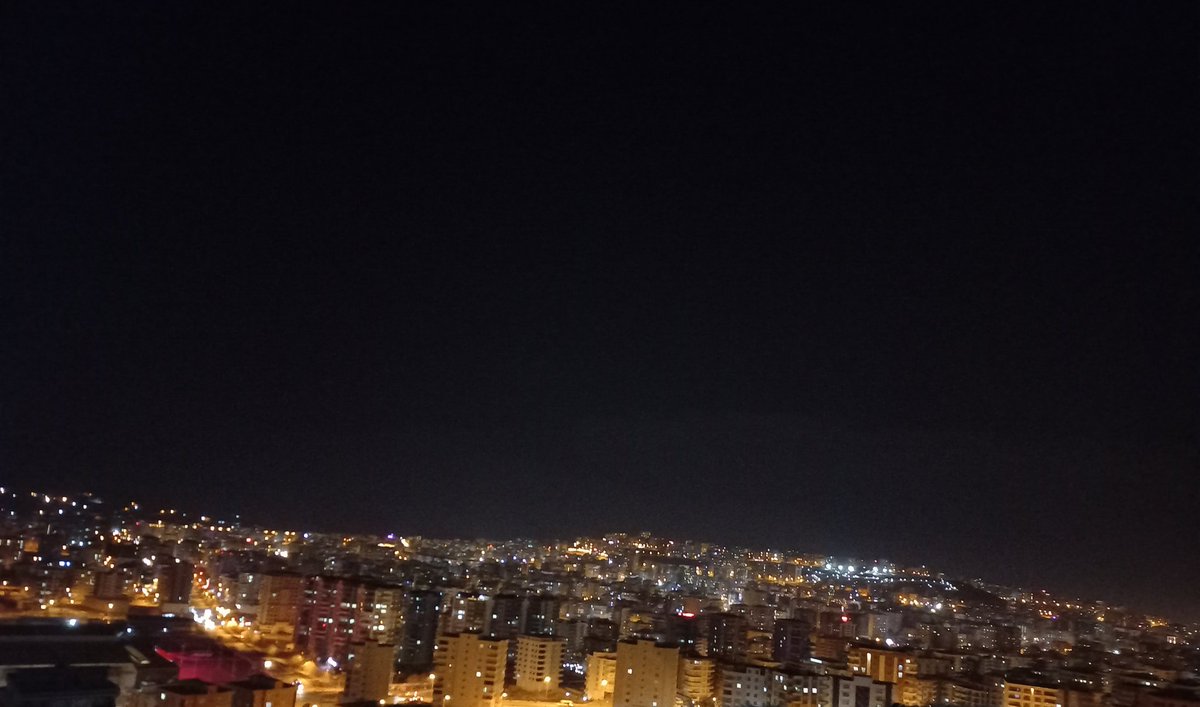 UDiyek's tweet photo. Dayan kitap ile
Dayan iş ile
Tırnak ile diş ile
Umut ile sevda ile düş ile
Dayan rüsva etme beni.. https://t.co/7DXEEiaoQh