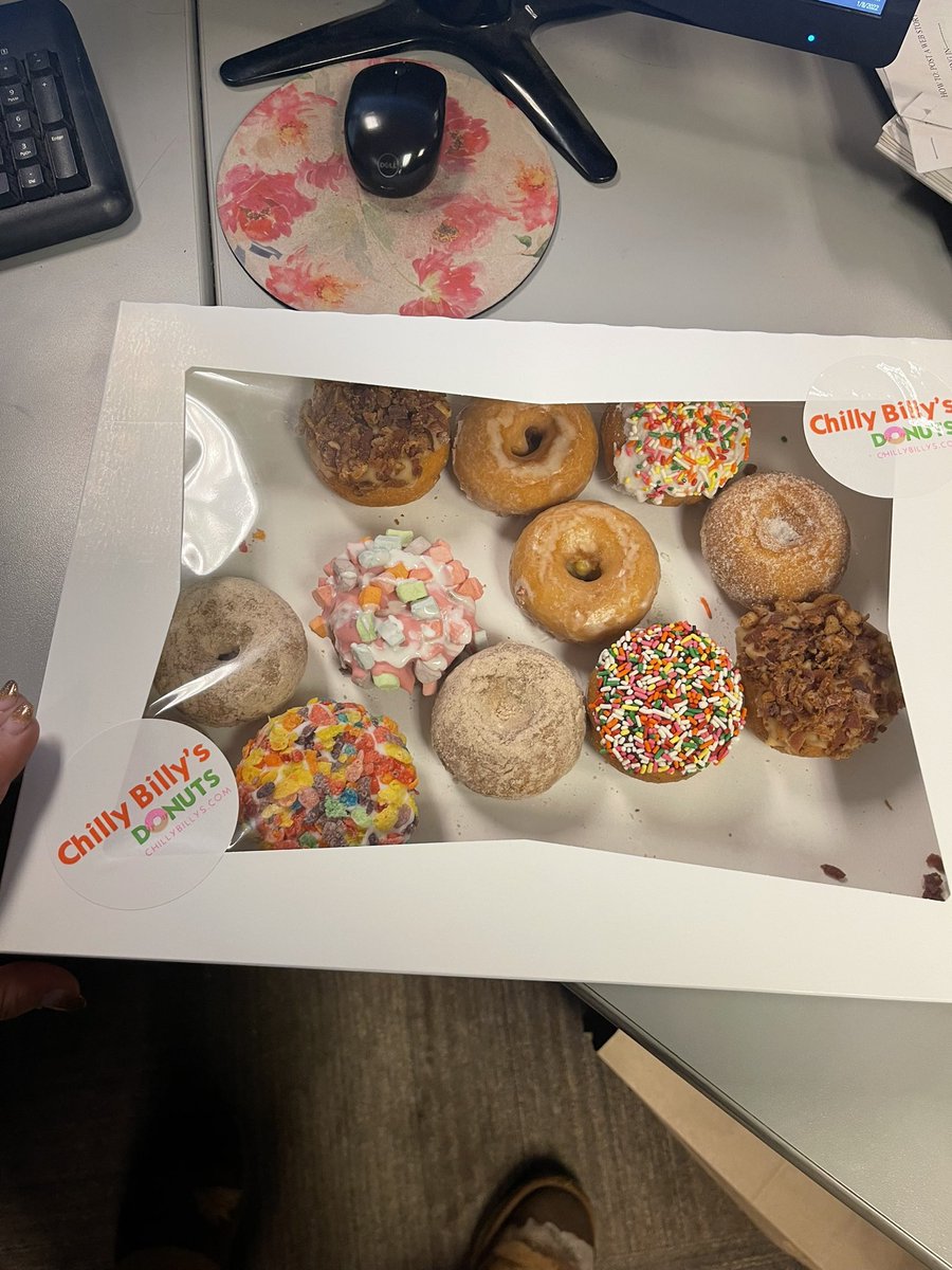 naniigrant's tweet photo. Huuuuuge shout out to Chilly Billy’s in Duluth for dropping off these amazing donuts for the @KBJR6news &amp; @CBS3Duluth crew! 

Maple bacon 10/10 😛 https://t.co/osuQxURGYe