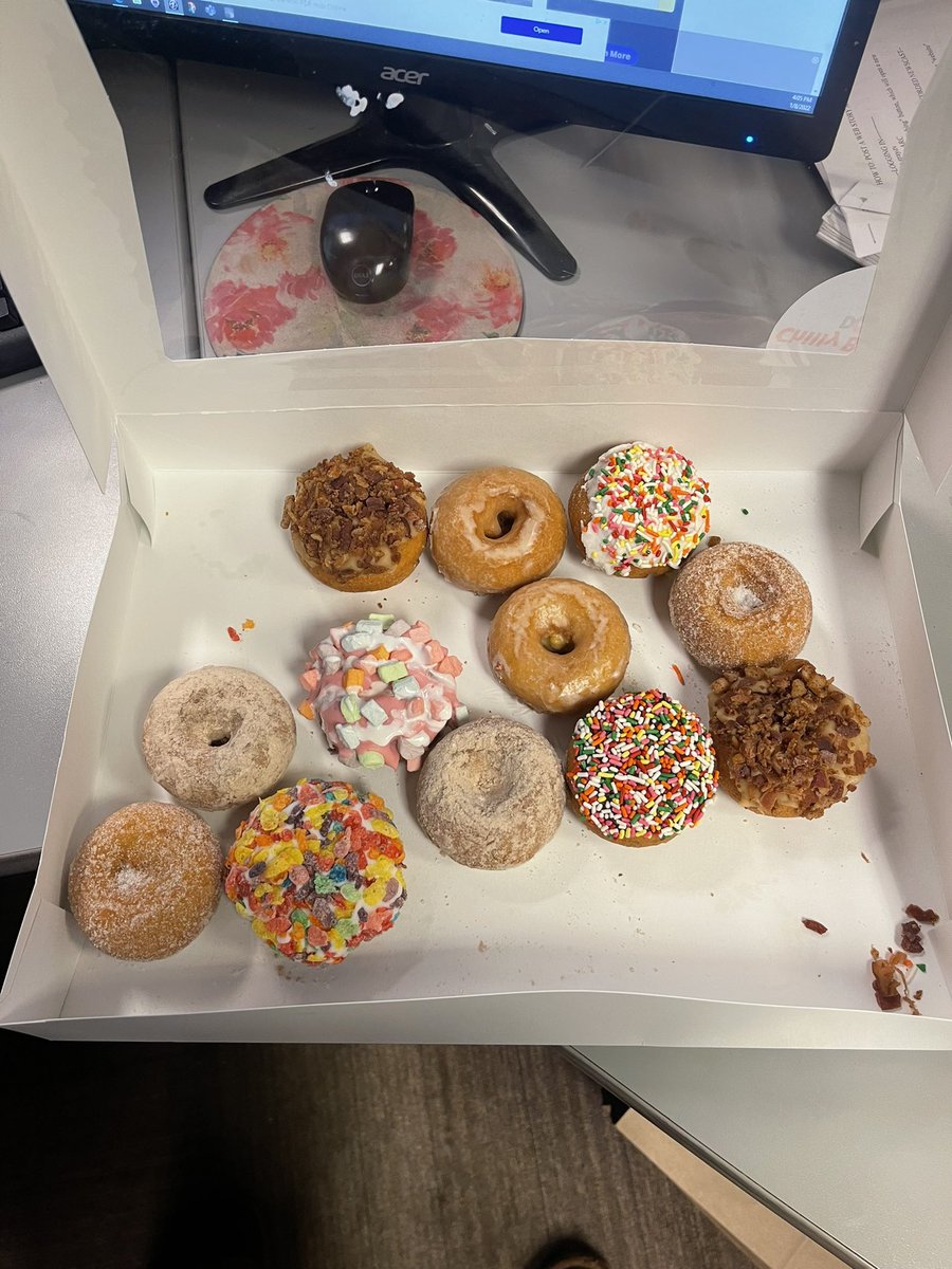 naniigrant's tweet photo. Huuuuuge shout out to Chilly Billy’s in Duluth for dropping off these amazing donuts for the @KBJR6news &amp; @CBS3Duluth crew! 

Maple bacon 10/10 😛 https://t.co/osuQxURGYe