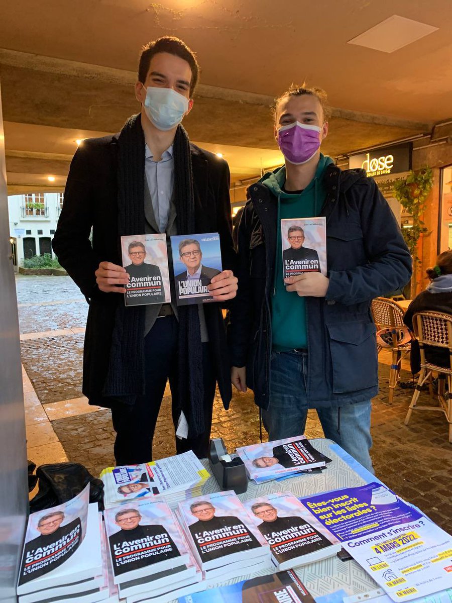 LFIParis5e's tweet photo. La FI 5ème vous souhaite à tous une très bonne année 🎉
Pour la fêter comme il se doit nous bravions aujourd’hui la pluie parisienne pour diffuser notre #programmemelenchon Rue Mouffetard, super accueil🔻
Ensemble nous ferons gagner l’#UnionPopulaire en avril !
#Melenchon2022 https://t.co/RQ5mq6uoJg