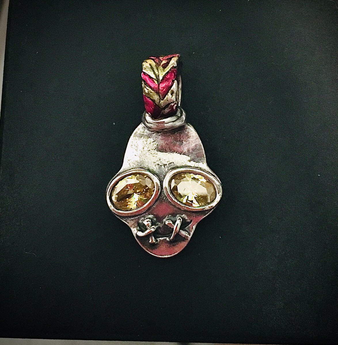 StudioShazi's tweet photo. So proud of this piece I made for one of my longest online friends @Penofwonder she’s a big Oddworld fan and I really enjoyed making it! #artclaysilver #oddworld #pendant #999finesilver https://t.co/QtSQq6MZ0z