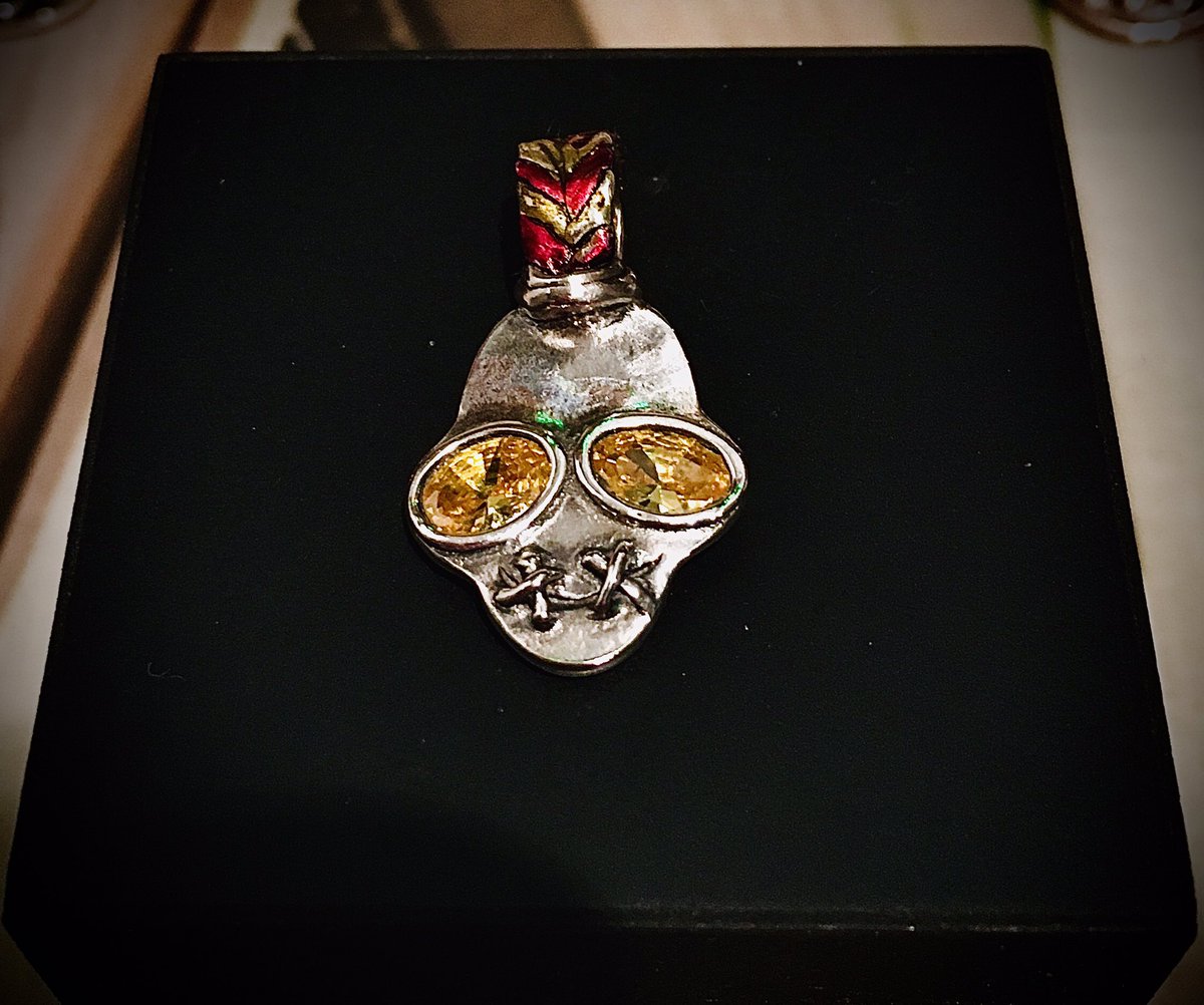 StudioShazi's tweet photo. So proud of this piece I made for one of my longest online friends @Penofwonder she’s a big Oddworld fan and I really enjoyed making it! #artclaysilver #oddworld #pendant #999finesilver https://t.co/QtSQq6MZ0z