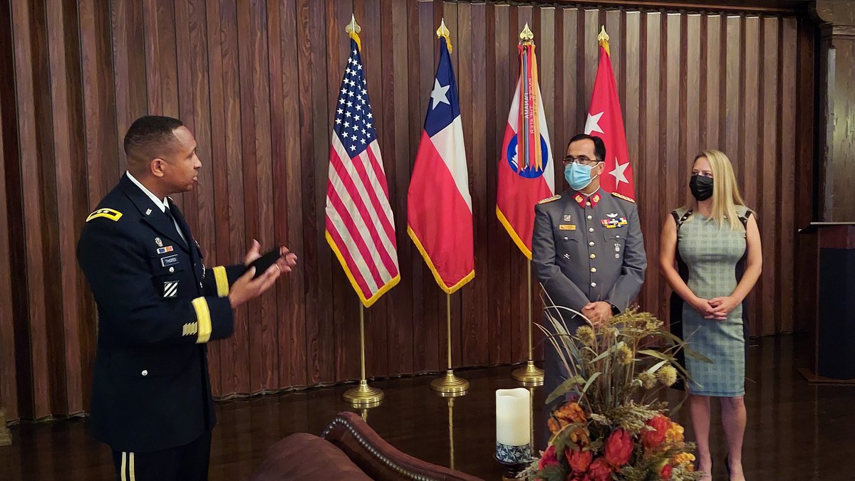 ARMYSOUTH's tweet photo. #Congratulations to COL Jorge Salinas! He received his end of tour #award from Maj. Gen. William Thigpen. COL Salinas was the #Chile #PartnerNation Liaison Officer at #ArmySouth for the past two years. We wish you luck! #StrongerTogether #DefenseAndFraternity https://t.co/fooM7Hpy5w