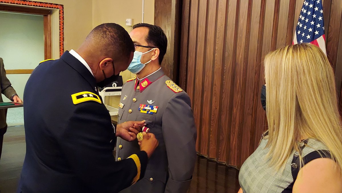 ARMYSOUTH's tweet photo. #Congratulations to COL Jorge Salinas! He received his end of tour #award from Maj. Gen. William Thigpen. COL Salinas was the #Chile #PartnerNation Liaison Officer at #ArmySouth for the past two years. We wish you luck! #StrongerTogether #DefenseAndFraternity https://t.co/fooM7Hpy5w