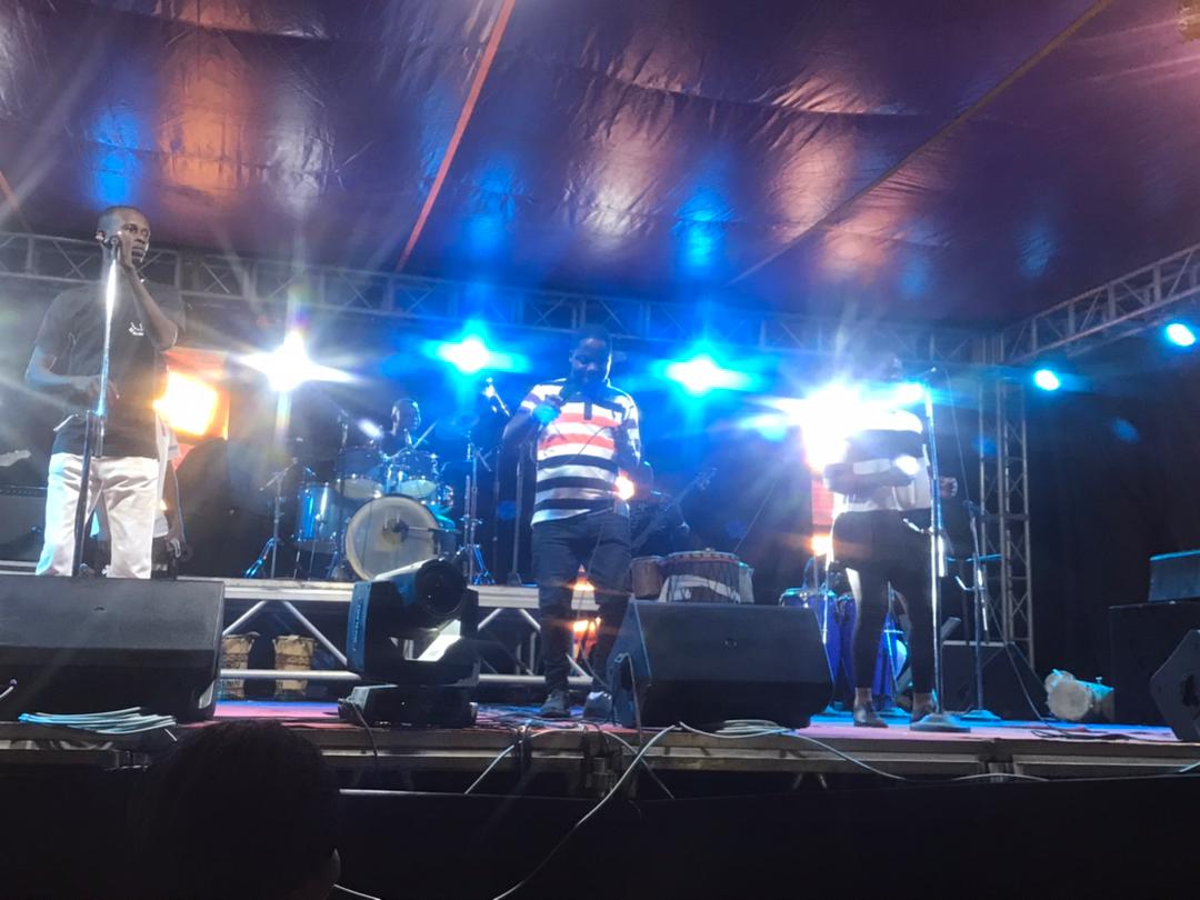 FIPBenin's tweet photo. Plus 6000 participants ont asisté à la soirée d'animation de ce samedi 08 janvier 2022. Vous pouvez voir sur ce podium  #FIP2022, l'artiste béninois Petit Miguelito. Le #FIP2022 a permis au public de danser sur les mélodies de salsa et de rumba.
#wasexo #FIP https://t.co/XXa0Pk1bVt